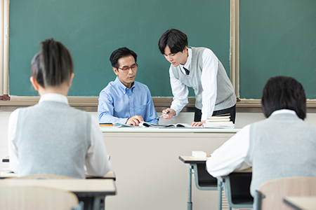报考中央民族大学在职研究生可以免试入学吗？