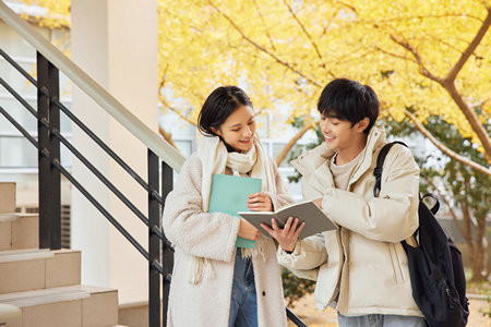 英国威尔士三一圣大卫大学考试考什么科目？