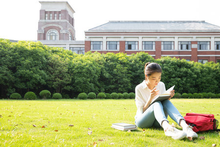 英国西伦敦大学在哪里报名？