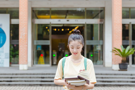 维克加泰罗尼亚中央大学国际硕士报名及考试时间2026