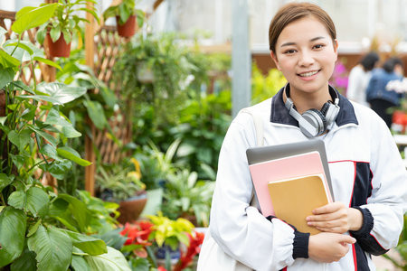 西安财经大学非全日制研究生过了线就能上吗？