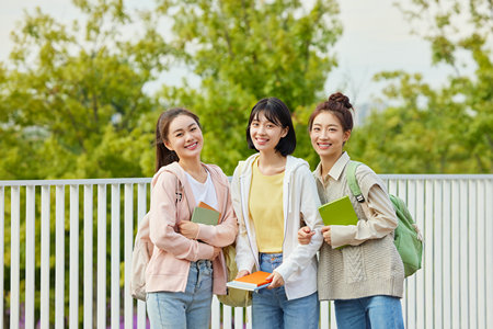 摄图网_506951032_校园里的女大学生(企业商用)_副本.jpg