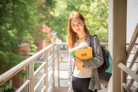 上海对外经贸大学美女图片