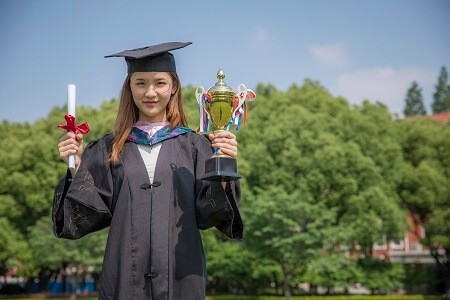 复旦大学高级研修课程班面向的招生人群有哪些？