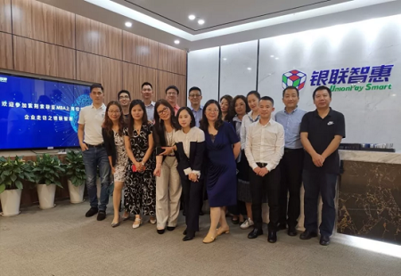 索菲亚工商管理硕士（MBA）上海同学会成员和银联智慧工作人员合影图片