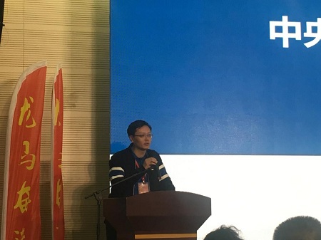 张庚会长在校友代表大会暨颁奖典礼上做经验交流