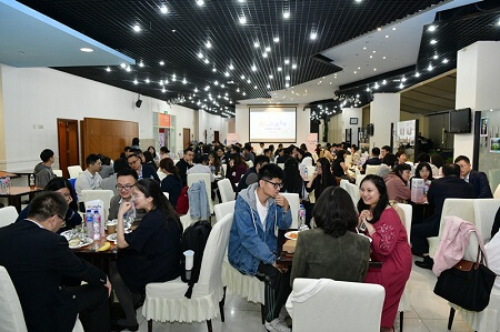 导师与学生共进晚餐