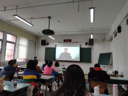 同学们观看电信网络诈骗视频