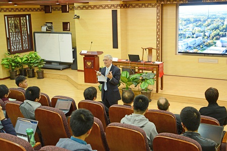 常务校长在图书馆笃学讲堂演讲