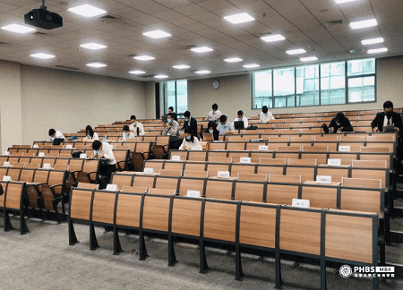 答辩等候室隔位隔行就坐