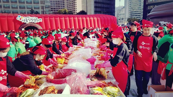 首尔科学综合大学院大学中德留学生参加首尔泡菜文化节