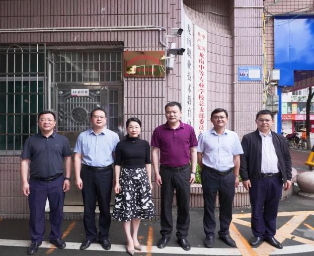 教育学部在龙南中等专业学校设立研究生实践教学基地并举行挂牌仪式