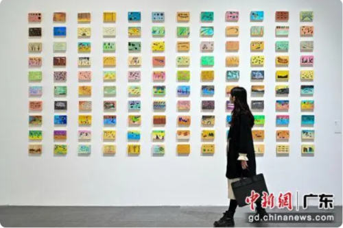 学生参观首届“绘画艺术学院年展”