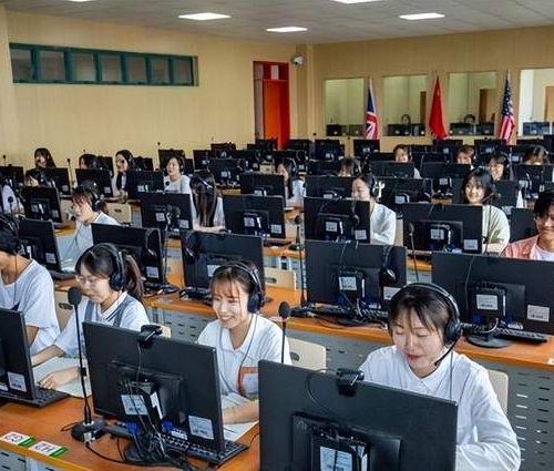 学生在同声传译实验室上课