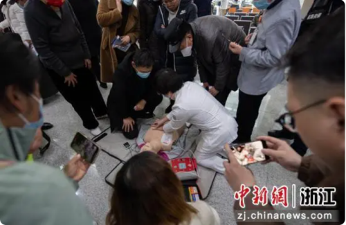 图为参与者在现场学习急救技能