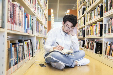 湖南大学经济法学在职研究生招生条件